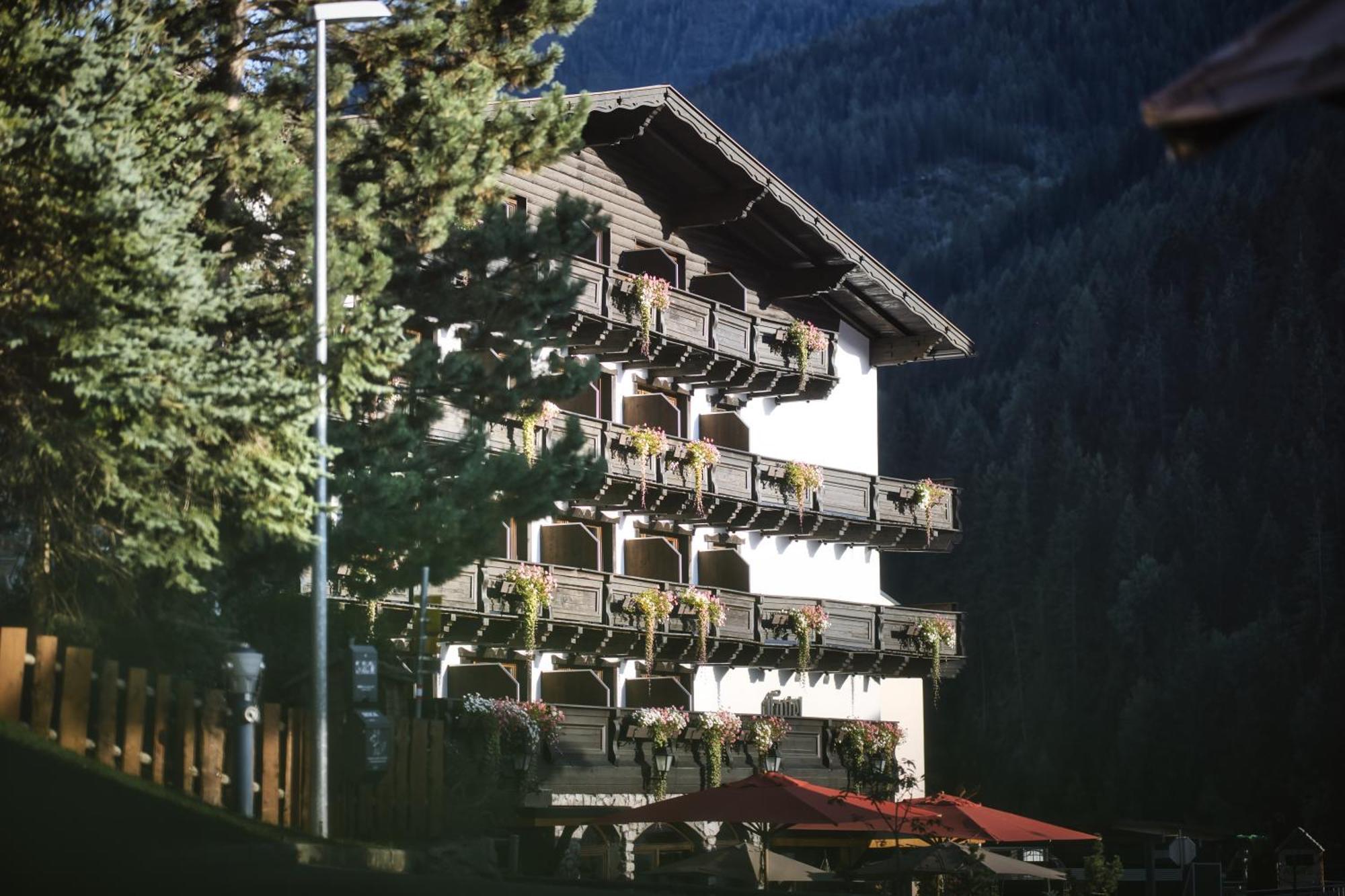 Berghotel Basur - Das Schihotel Am Arlberg Flirsch Luaran gambar