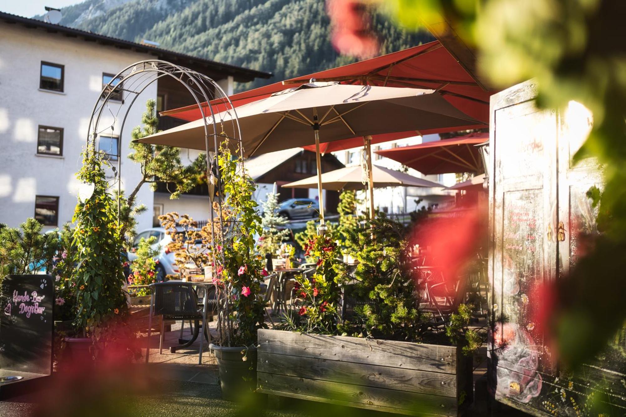 Berghotel Basur - Das Schihotel Am Arlberg Flirsch Luaran gambar